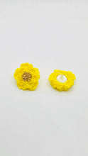 Load image into Gallery viewer, Enilda Flower Earrings
