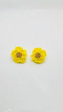 Load image into Gallery viewer, Enilda Flower Earrings
